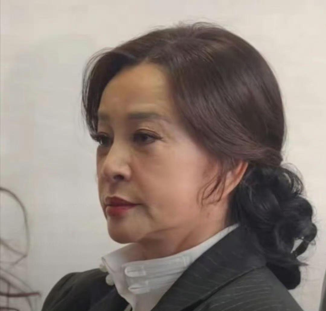 瞧瞧！这才是刘晓庆最真实的一面！褪去外在的修饰，她自然又舒展的模样，尽显岁月赋予