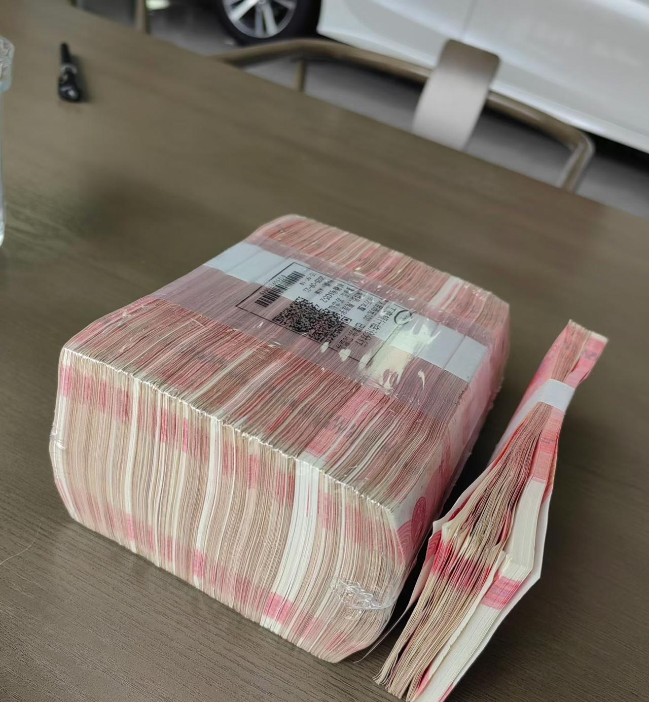 我老弟听说跑滴滴很赚钱，头脑一热直接到银行柜台取了十一万元约我到4S店买车。我以