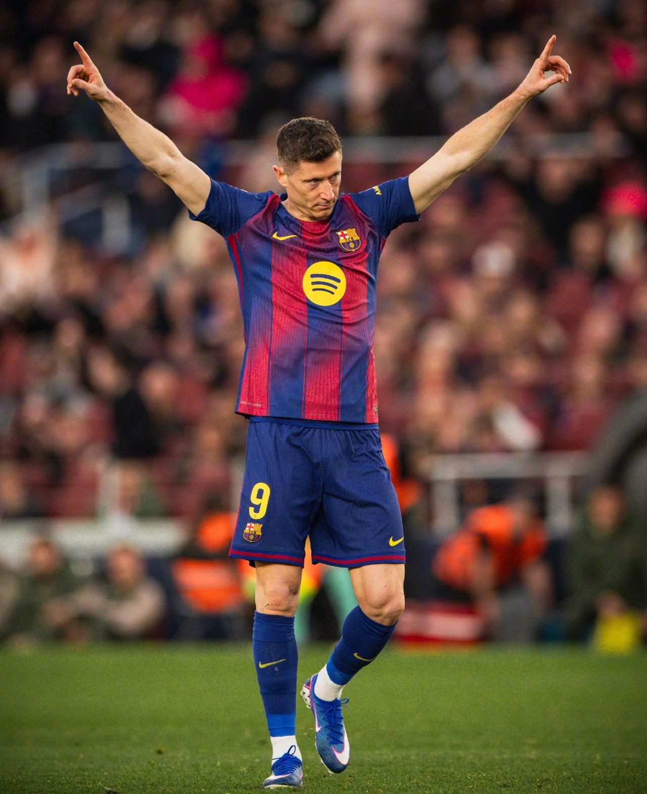 欧洲转会新闻！★我的未来我做主！莱万表示他不会急于决定自己的未来，这名老将与