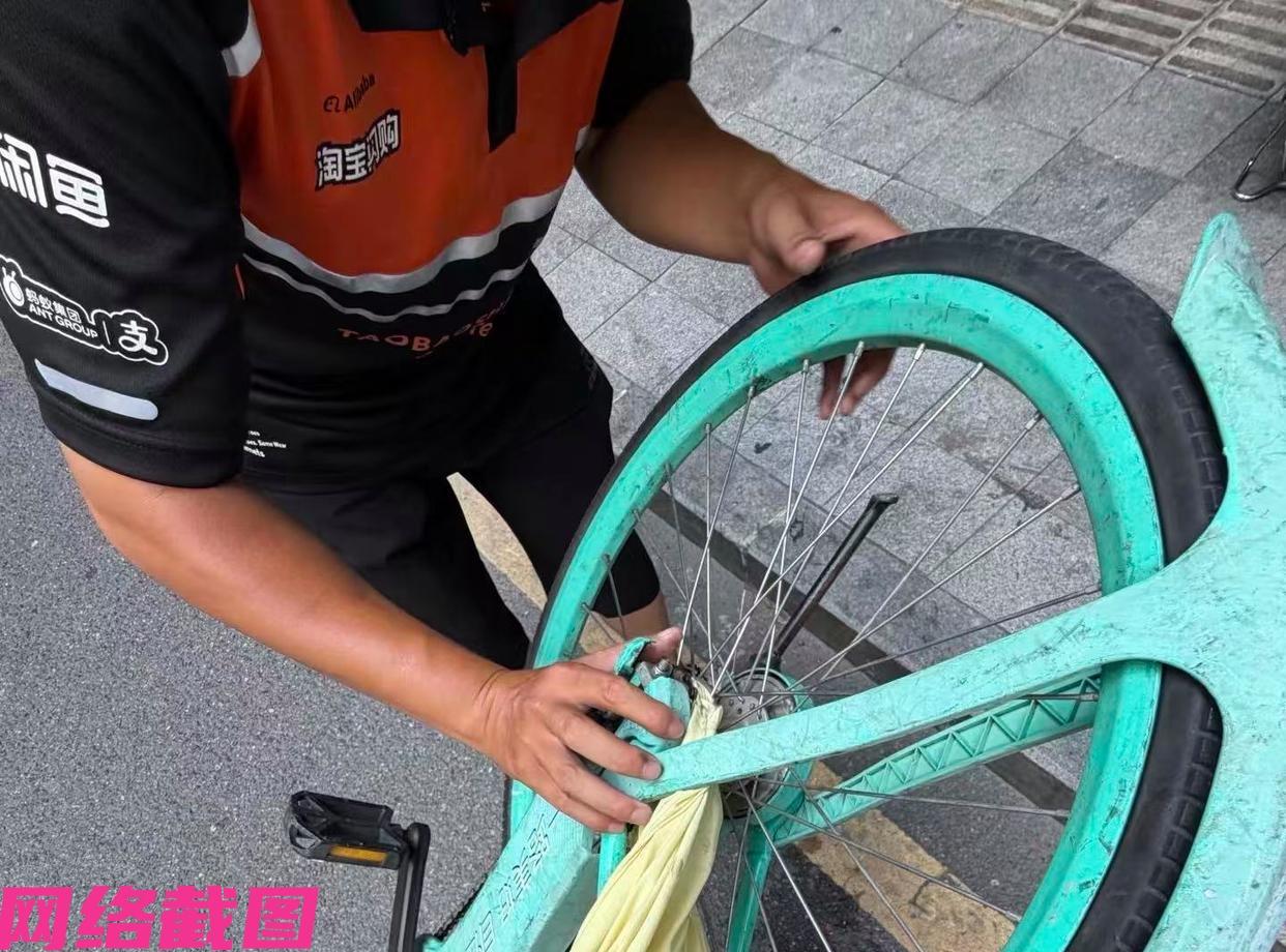 深圳南山某街头，见得有女子身穿的裙子无意中卡进共享单车后轮里，女子自己一番摆弄无