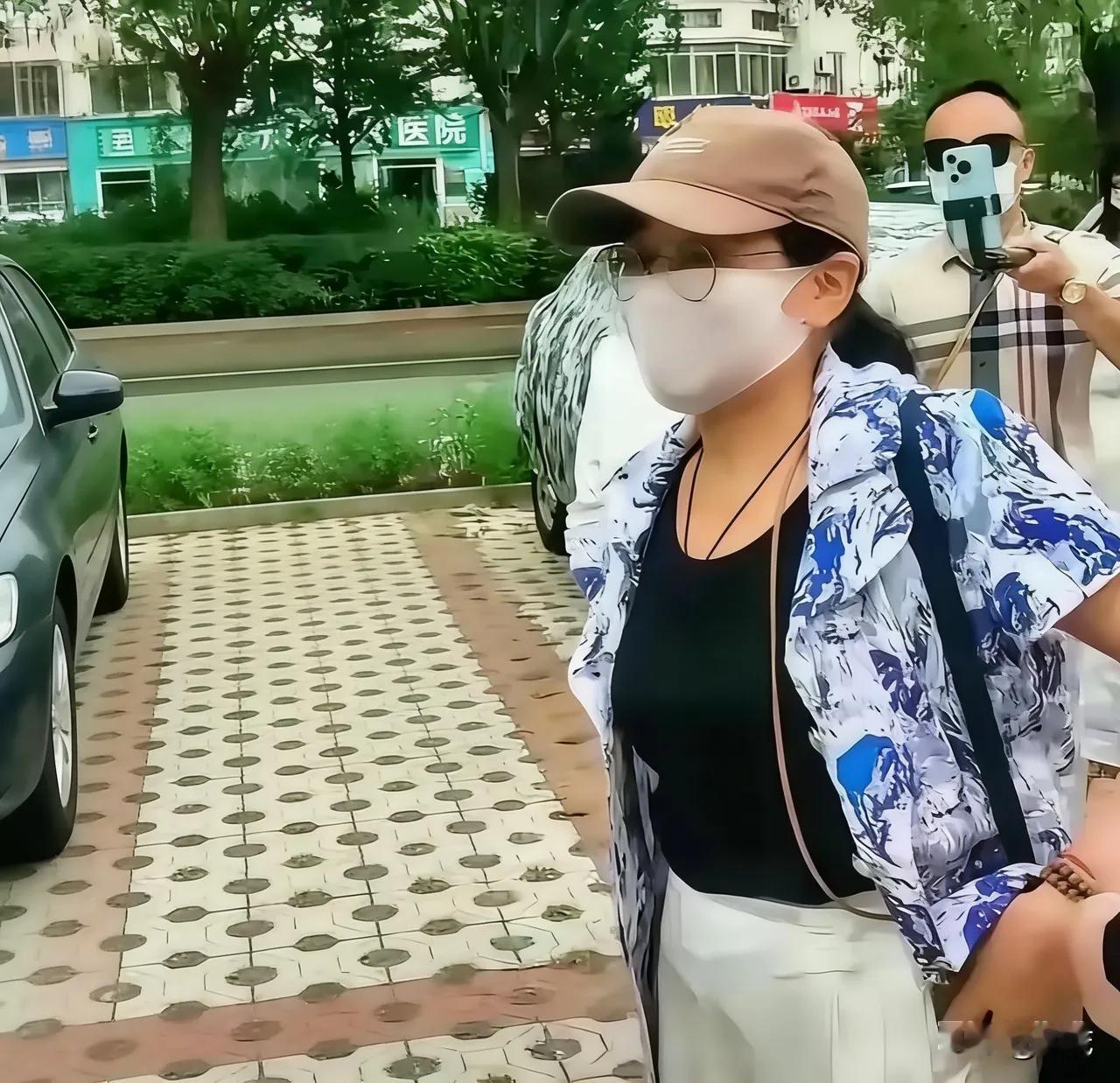杜新枝和金果儿在直播间讲，她说；她手里有原始病历，许敏需要的话，来过来拿她给。
