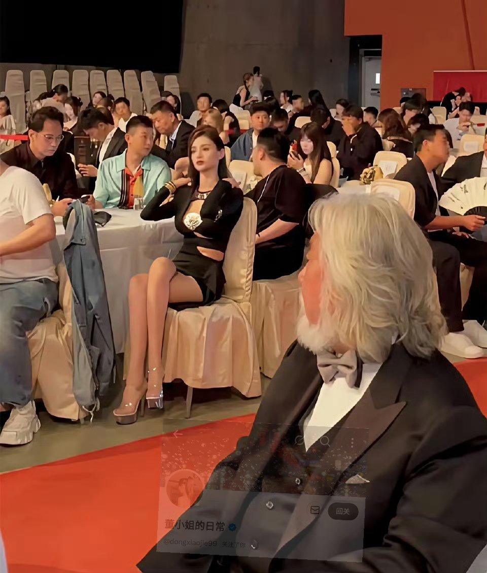 张导还是没忍住回头看了一眼