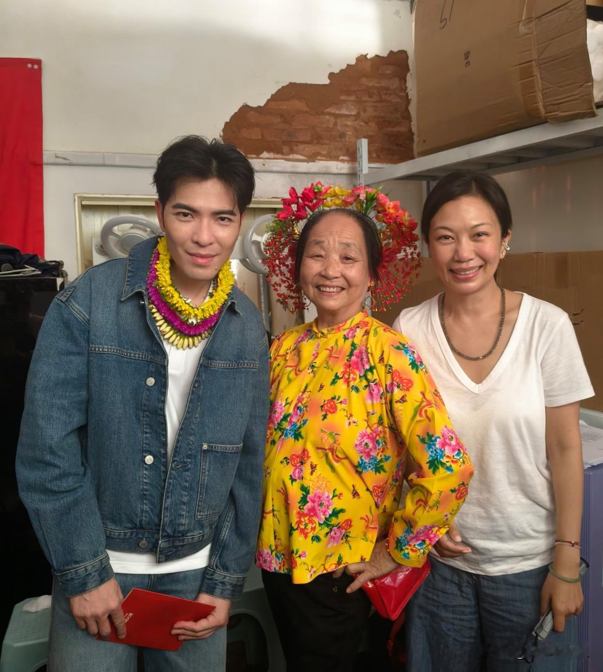 39岁萧敬腾携妻子泉州出游！一身经典牛仔外套搭配白内搭，脖子上戴着鲜艳的花环