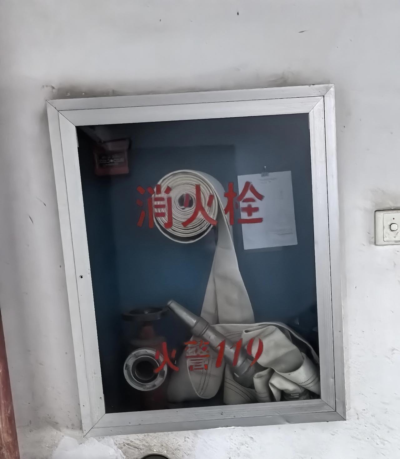 楼道里烟雾腾腾在厨房里做早餐，突然闻到一股浓浓的烟味夹杂着烧焦的味