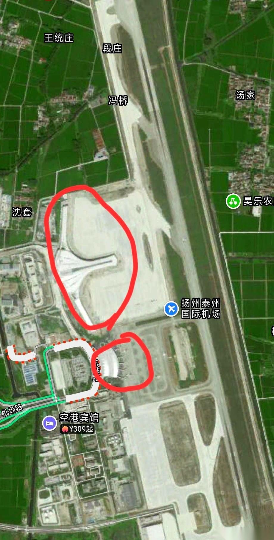 睡前刷了眼扬州机场的卫星图，好家伙，直接给我干清醒了。那个二期扩建的轮廓，就那