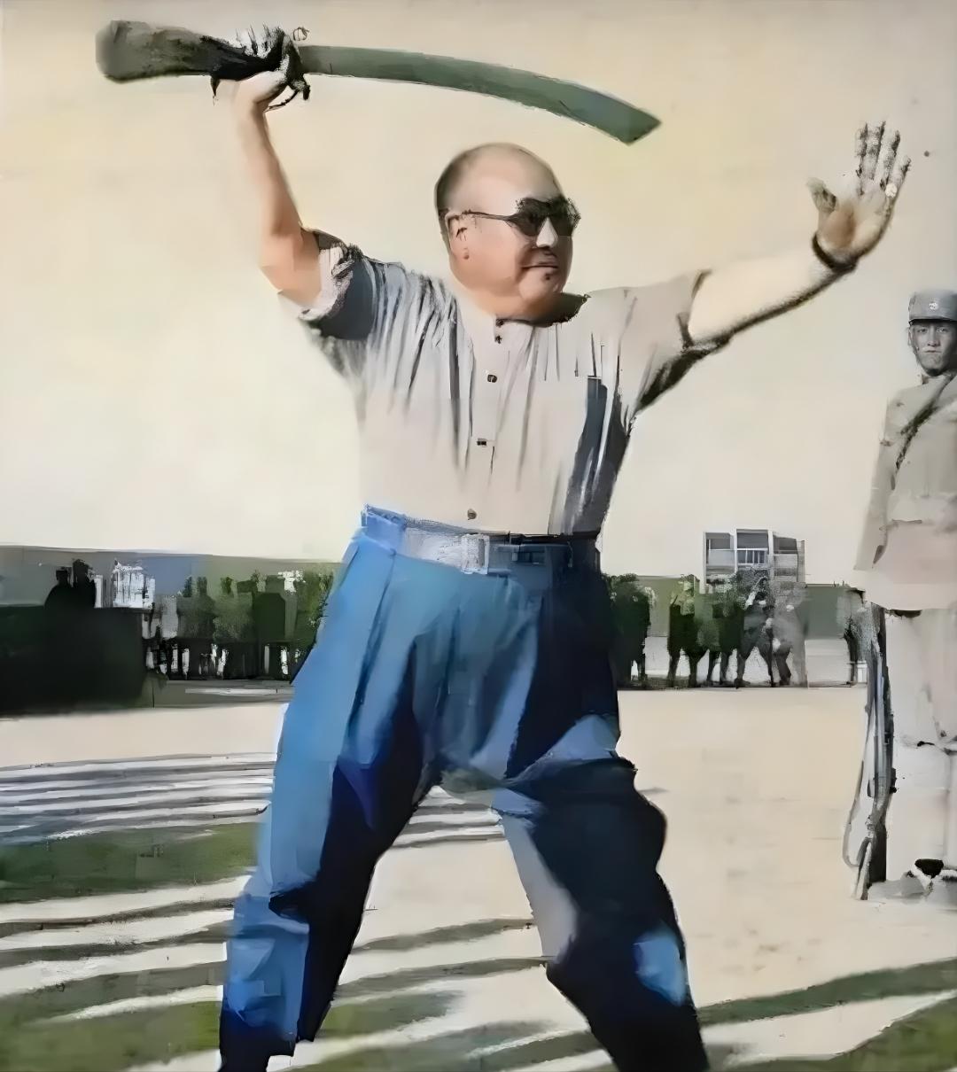 1949年，宁夏解放后，蒋介石带着阎锡山来到马鸿逵的寓所里看他，马鸿逵则为此胆战