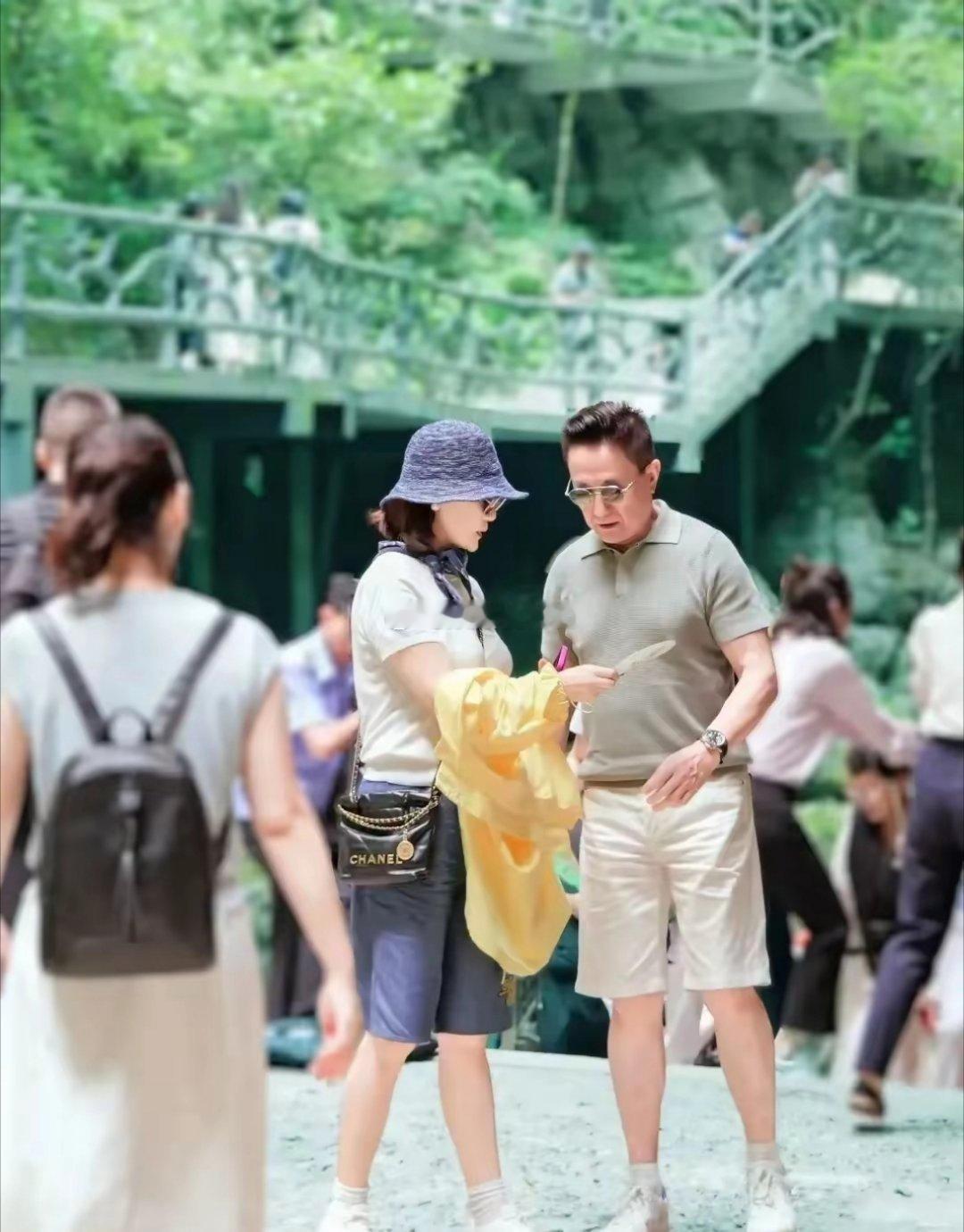 69岁张志坚带老婆泛舟湖北，圈外妻子温柔秀气，气场竟不输老戏骨​​​