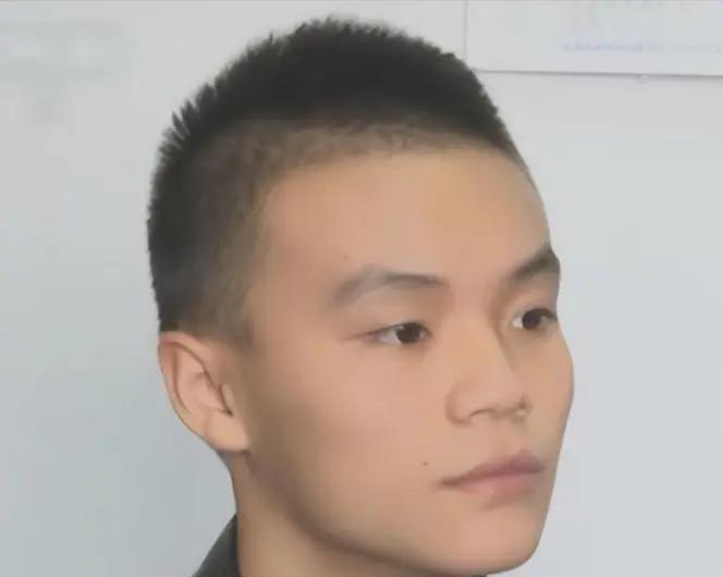2015年，四川小伙报名参军，体检后就回家休息了，突然听到了敲门声，开门一看是两