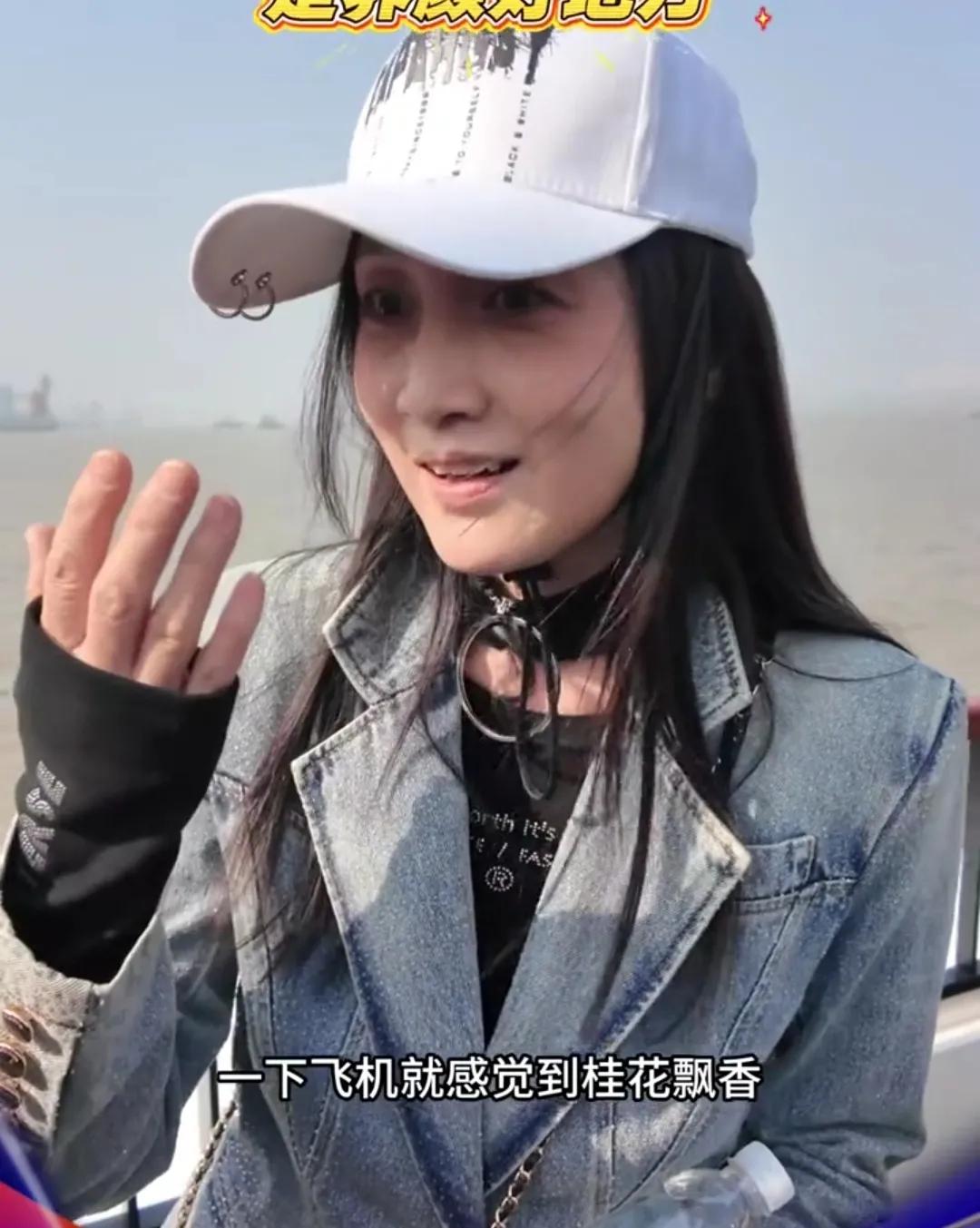 岁月不败美人，63岁的林芳兵依然肤白貌美，气质不凡。说起林芳兵，不得不提它饰