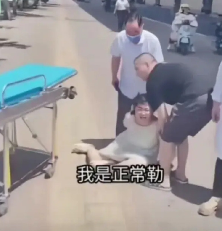 五问当街被带手铐的女精神病！说实话这种行为哪怕是她真有精神病，这种做法也让人感