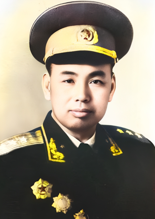 1983年，77岁的许世友准备回乡探亲，他特别申请了43辆吉普。领导奇怪：从不搞