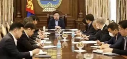 蒙古国乱成一团，反华到底图啥？蒙古国首都乌兰巴托的街头又闹起来了，这回依旧是熟悉