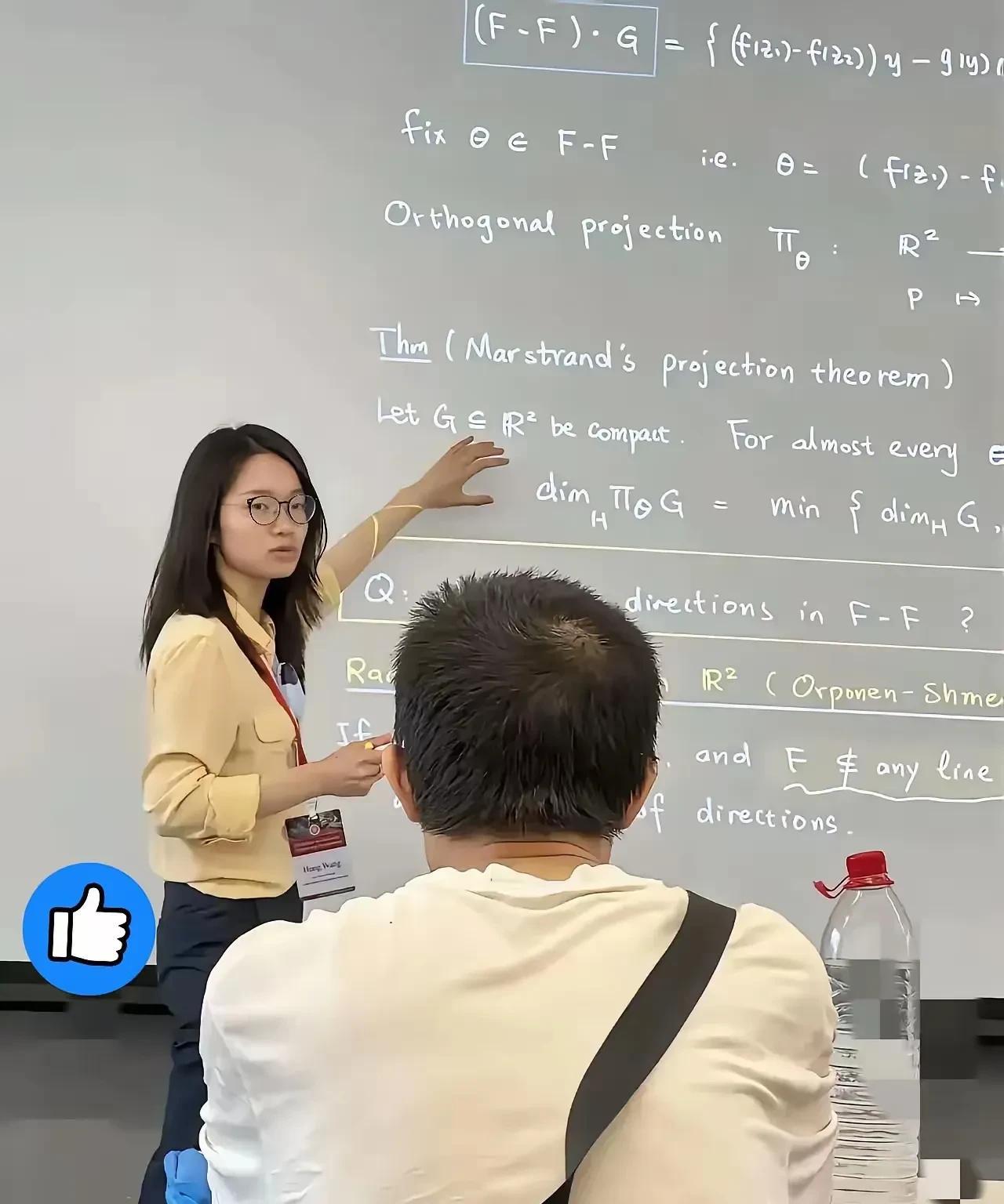能让韦神坐前排听课！这位老师确实不简单！也许这位女教授那天也会来听韦神的的讲课！