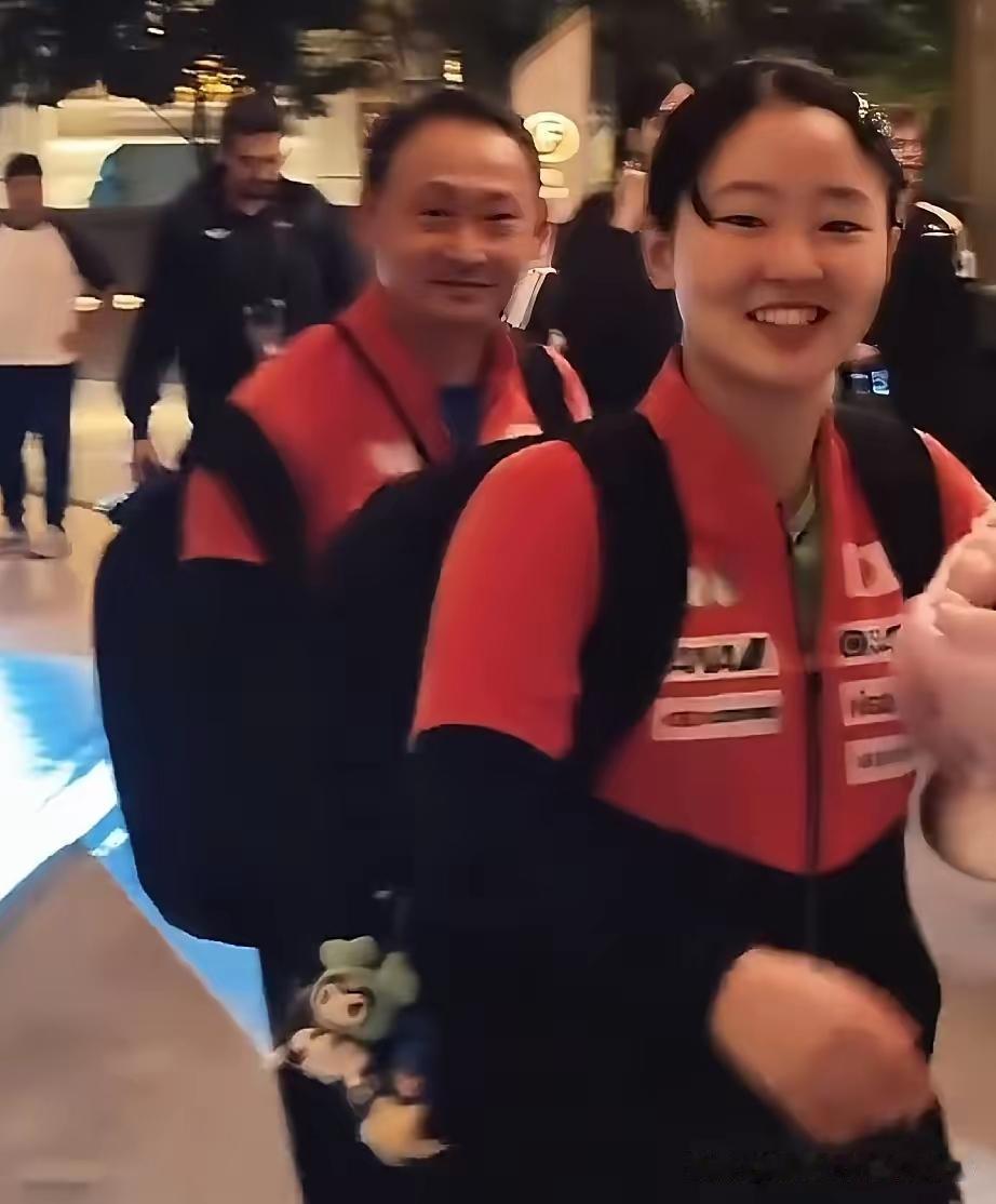 张本美和竟然有这么多中国粉丝，谦虚有礼很招人稀罕澳门冠军赛采访完后，张本父女