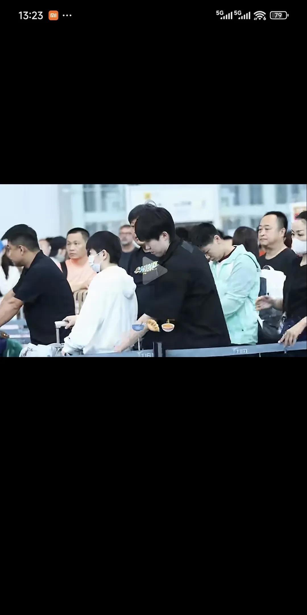 千万别公开真的很喜欢这种大庭广众之下俩人都“半生不熟”的感觉趁他不注意看一
