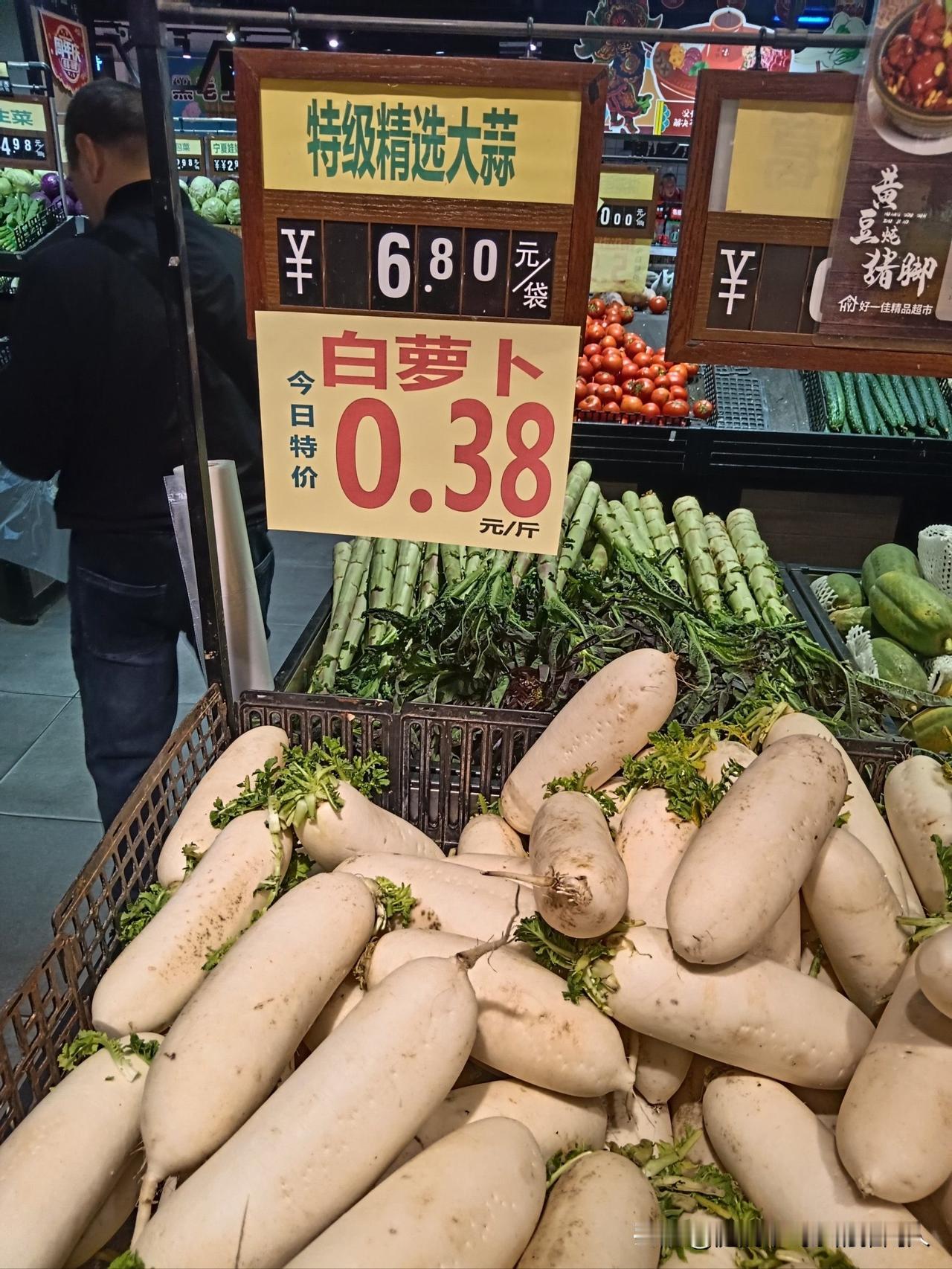 我们普通人，生活主打一个经济实惠。最近这菜价，那是相当有脾气。西红柿？贵了