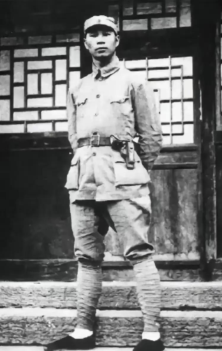 1937年，八路军将领杨成武在河北易县摆了一桌宴席，把当地有头有脸的地主老财全请