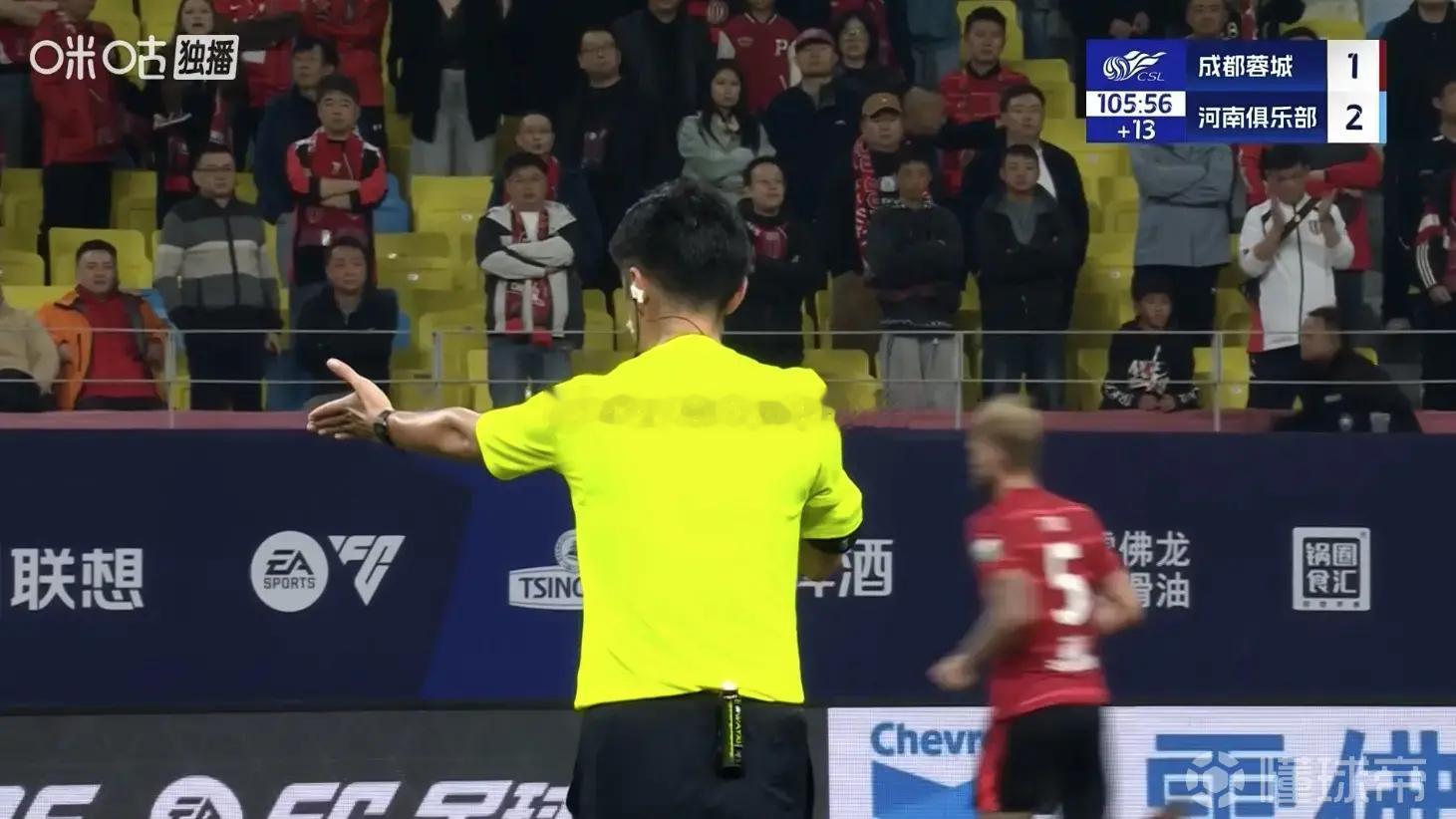成都蓉城vs河南队成都蓉城无缘争冠补时16分钟，主裁判艾堃终于吹了终场哨，成都
