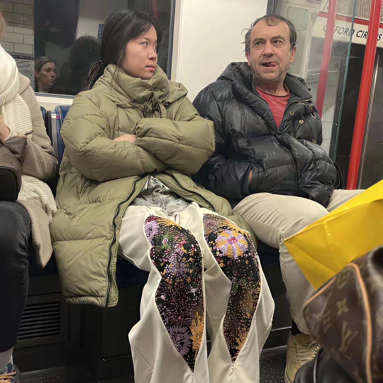 地铁偶遇穿搭超自我的女生，这裤子争议拉满了在地铁上刷到一位小姐姐，穿搭主打