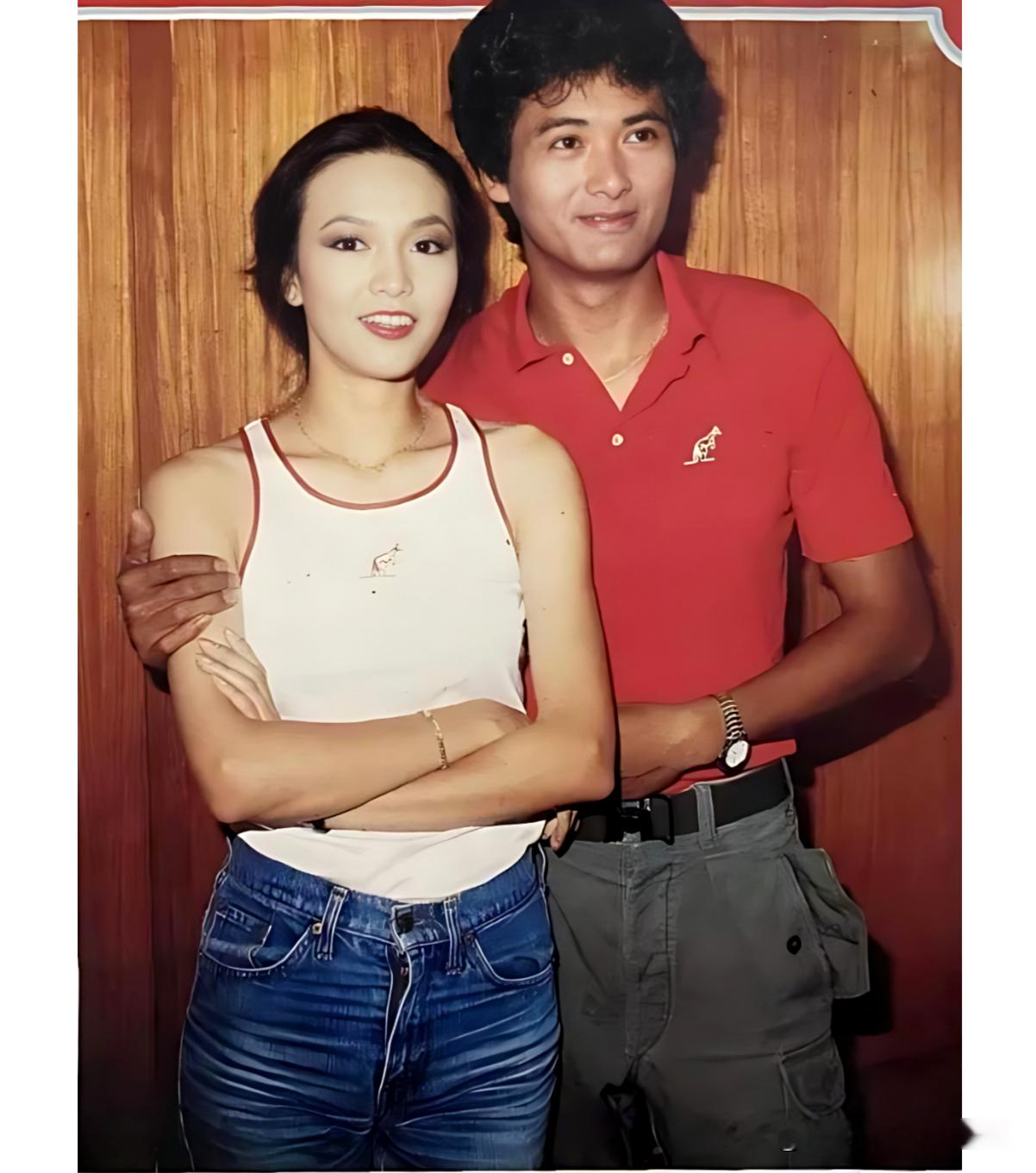 这是1981年郑裕玲与周润发在香港的一张合影，当时郑裕玲24岁，貌美如花。周润发26岁，儒雅俊朗。时