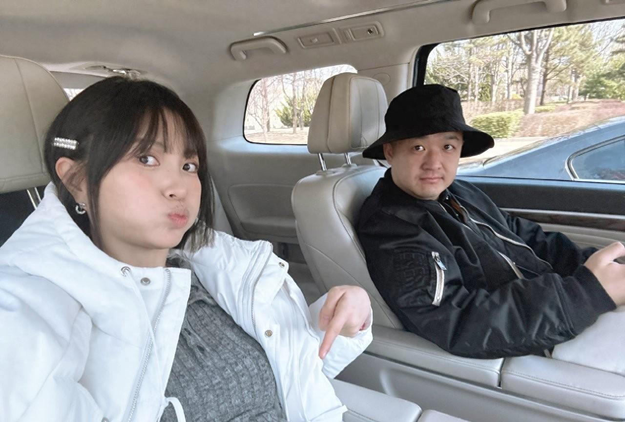 包文婧孕晚期美照炸场！肚大如球素颜发光，网友：这“面条子”怕不是来报恩的？娱乐