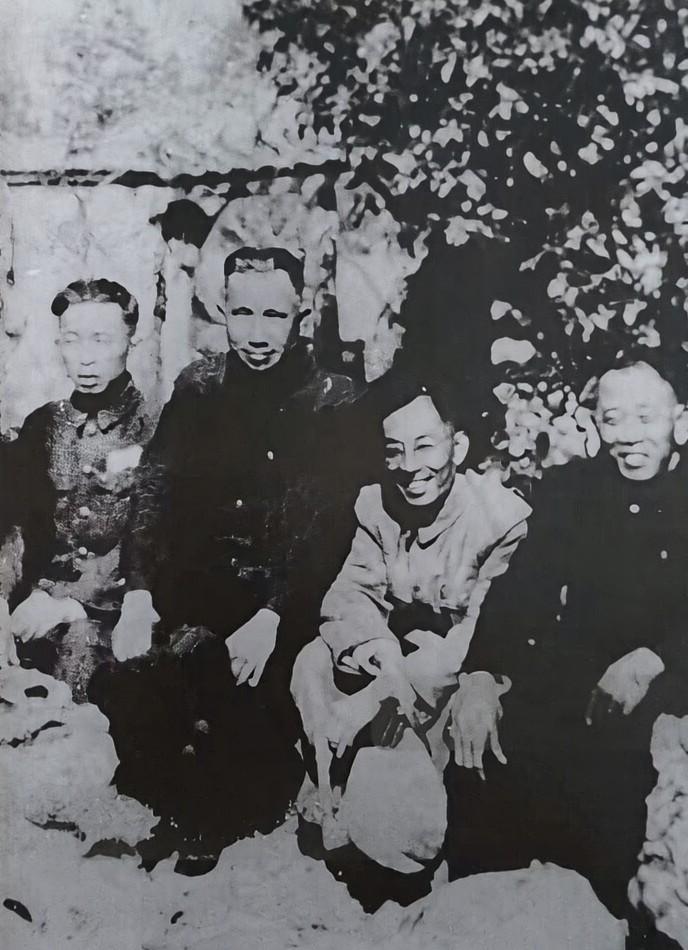 1950年，上海。左起：王必成、粟裕、叶飞、陶勇。这就是华野（三野）人代代相