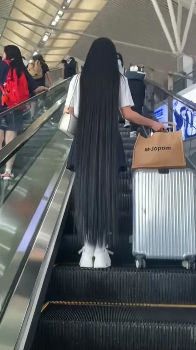 天下之大，无奇不有见过长发及腰的！可真没见过长发及脚后跟！这是从出生到现在