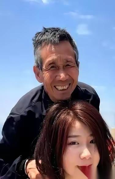 那个被捡回来的女孩，长大后对着捡破烂的养父吼：“你这么穷，当初为什么要捡我？”