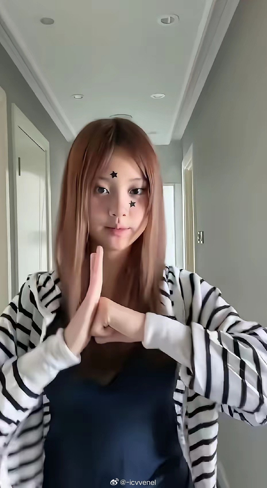 甜馨的长相像爸爸，举止像妈妈，这么小就染头发，上初中的年龄，打扮成这样不太合适。