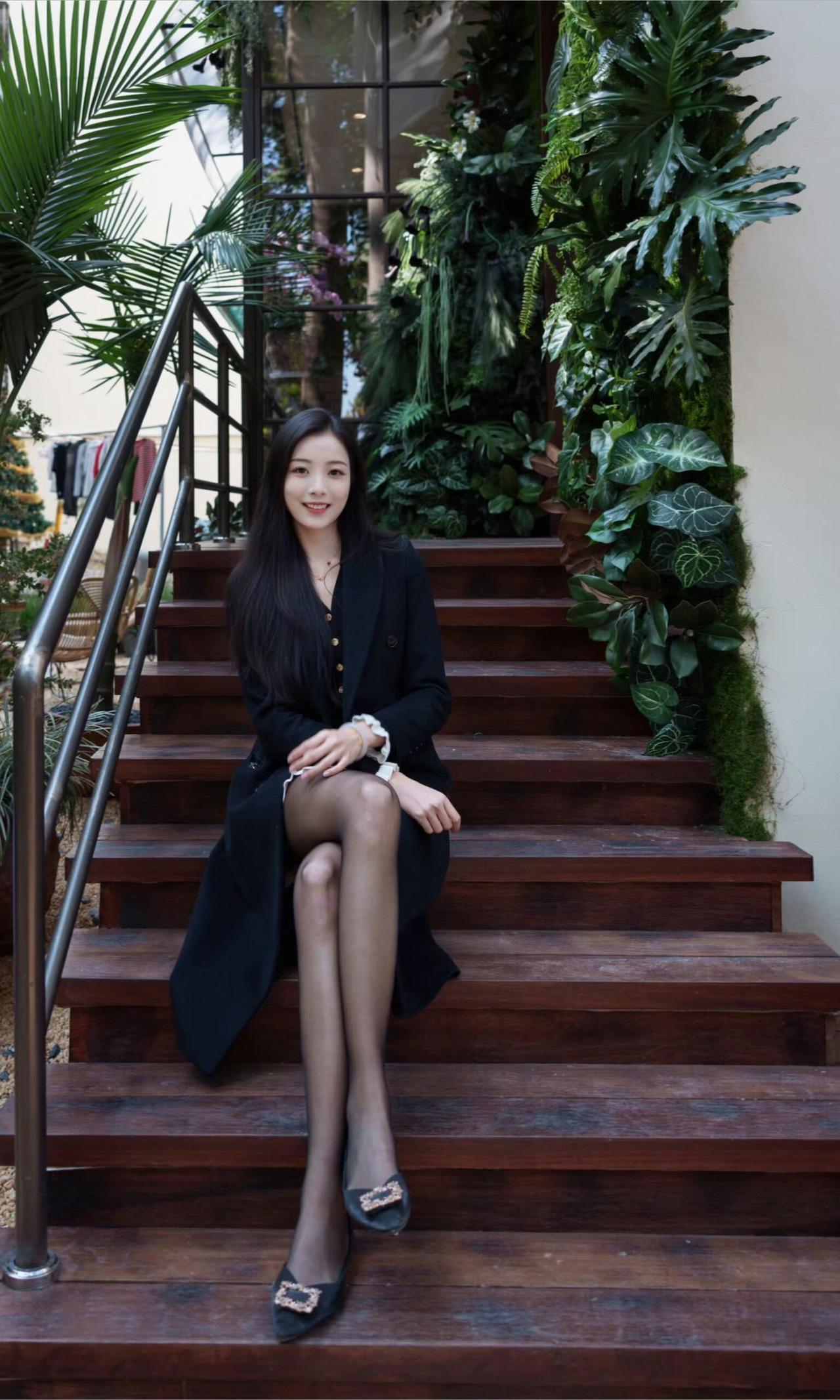这套是“优雅甜酷的轻熟风”穿搭，黑调基底+细节设计平衡了高级与灵动：-内
