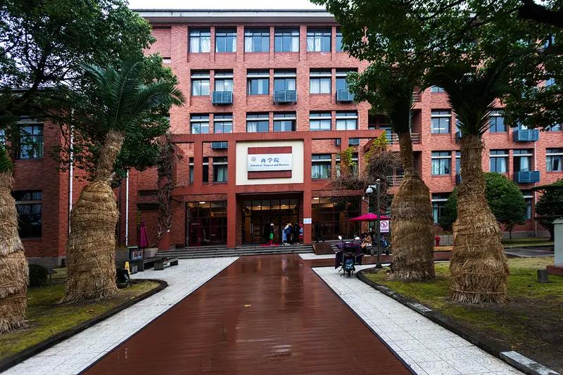 学校要想让教师满意，让家长满意，最正确的做法是，不给教师排名，但给学生排名。临