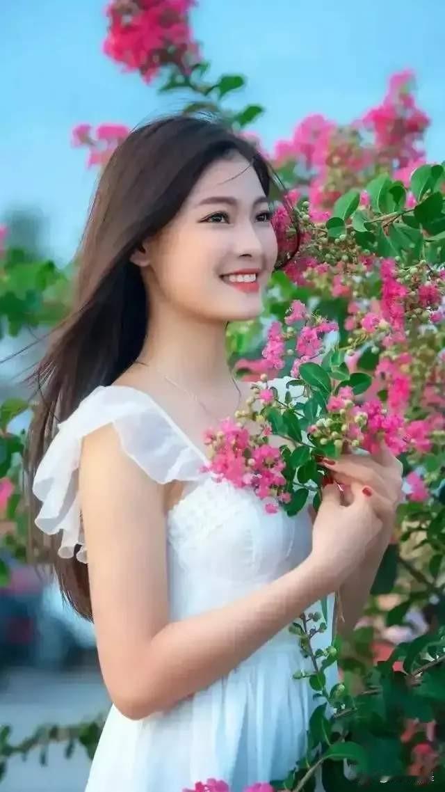 这样的普通人美女，她们的表情和姿态与明星有什么区别。