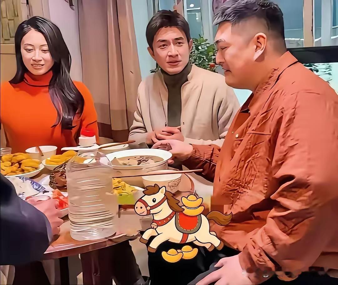 有人吐槽赵本山公子赵大牛招待林更新居然吃炖菜、凉拌西红柿等家常菜，尤其是喝桶装散白酒……这恐怕是外行