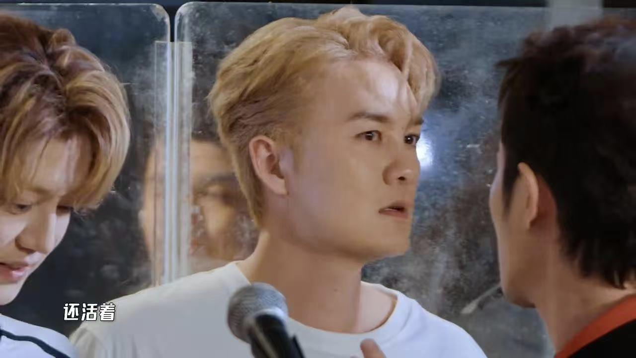 陈赫要把我笑疯了！在《五哈》里，陈赫邓超他们一起合唱歌曲《鲜花》，陈赫突然感