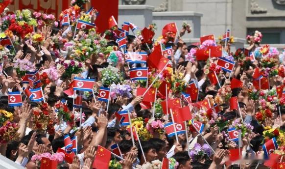 6月8日，朝鲜为了欢迎中方到来，可以说用心良苦，这场欢迎仪式，用万人空巷、人山人