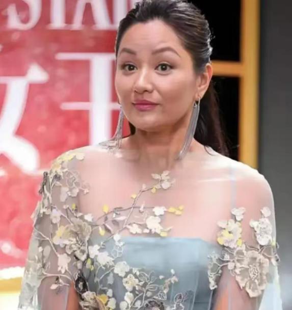 53岁的瞿颖，彻底打碎了所有人的“意难平”。她没嫁胡兵，没生孩子，却在清迈，给一