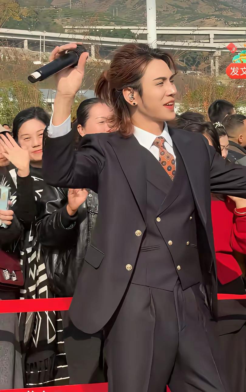 挺漂亮的一个姑娘，为什么女扮男装？