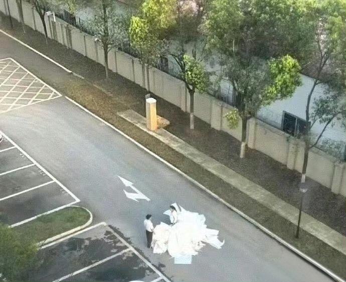 远看幸福美满，近看一地鸡毛[捂脸哭]