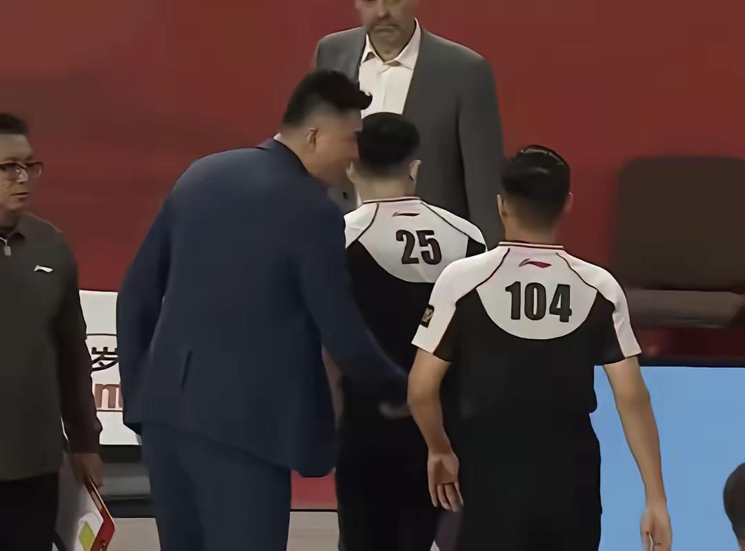 别看杜锋当教练的时候，敢骂队员，敢骂裁判，但他也有害怕的时候，因为中国篮球还是非
