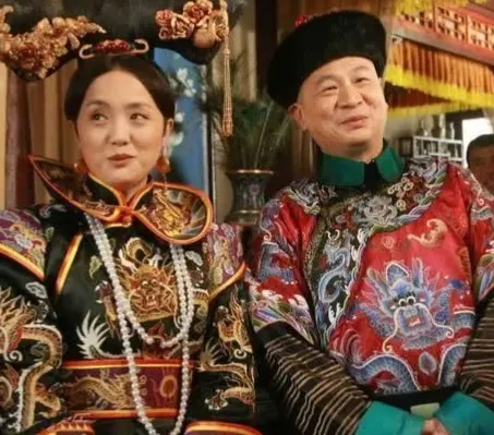 慈禧每次洗完澡之后，都让李莲英留下，让其他宫女太监退下。接着，屋里就传来慈禧的嬉