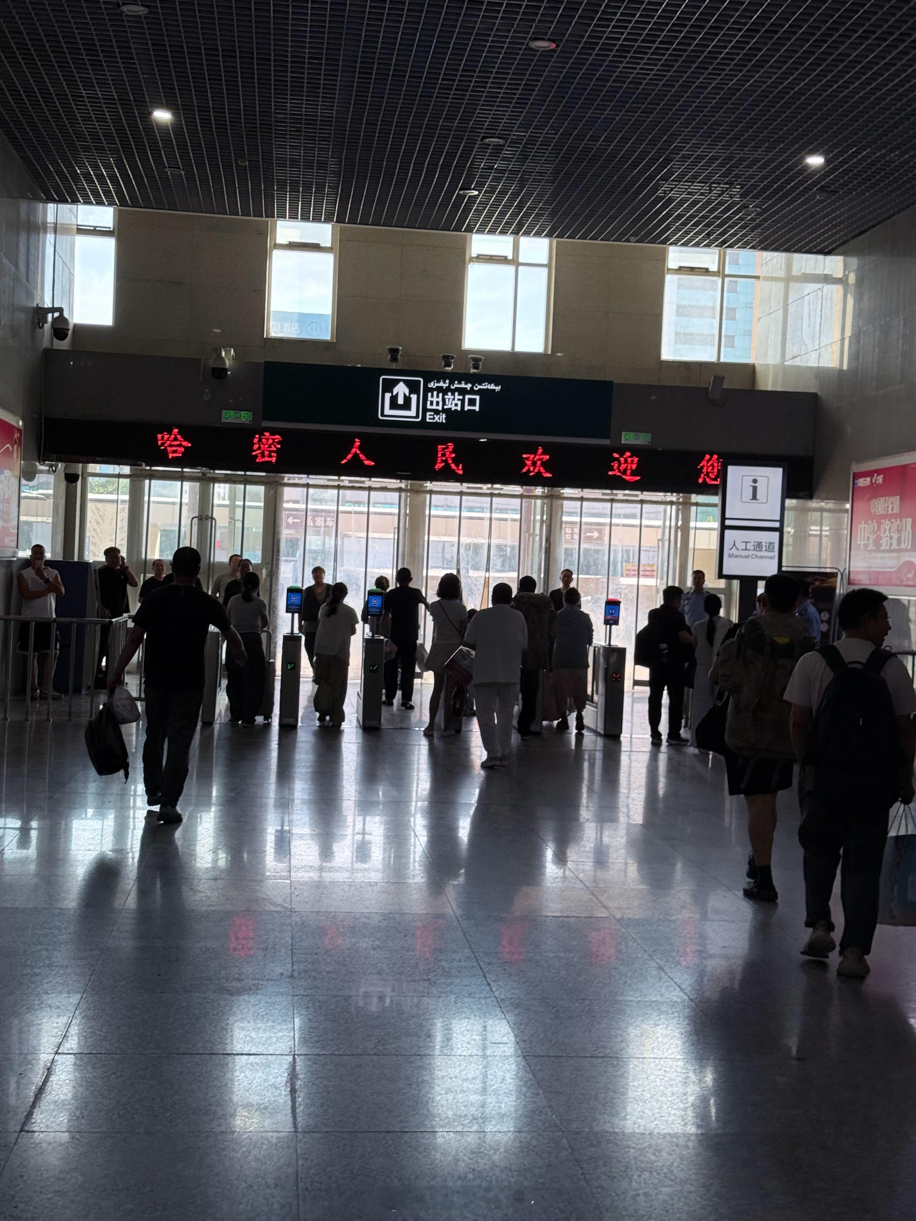 到新疆哈密了，新疆这边果然三步一热巴五步一娜扎，从动车上的乘务员到酒店前台，颜值
