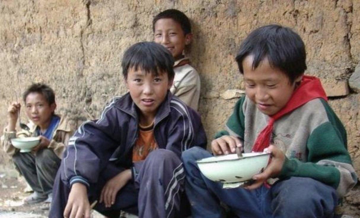 在贵阳市发生了这样一件事:一个13岁小男孩妈妈不在了，爸爸给小男孩说妈妈去了很远