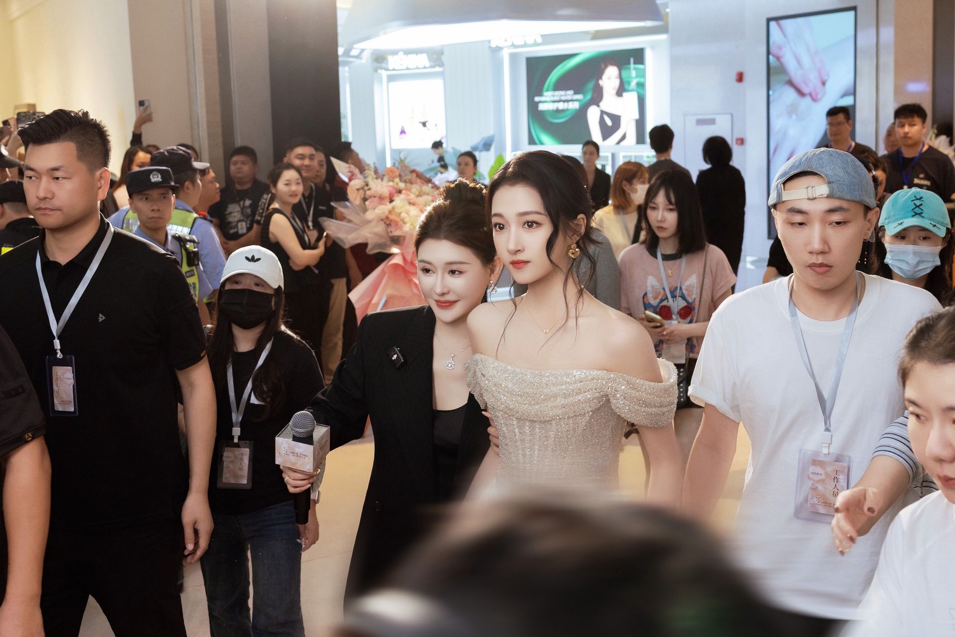 关晓彤人潮里闪闪发光的大美女，星光落于一身✨​​​