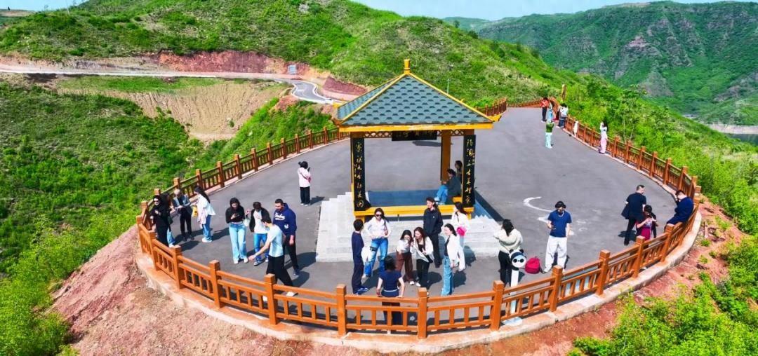 2026年4月，西安外国语大学带着一帮欧洲年轻人，跑到了山西垣曲的大山里。不