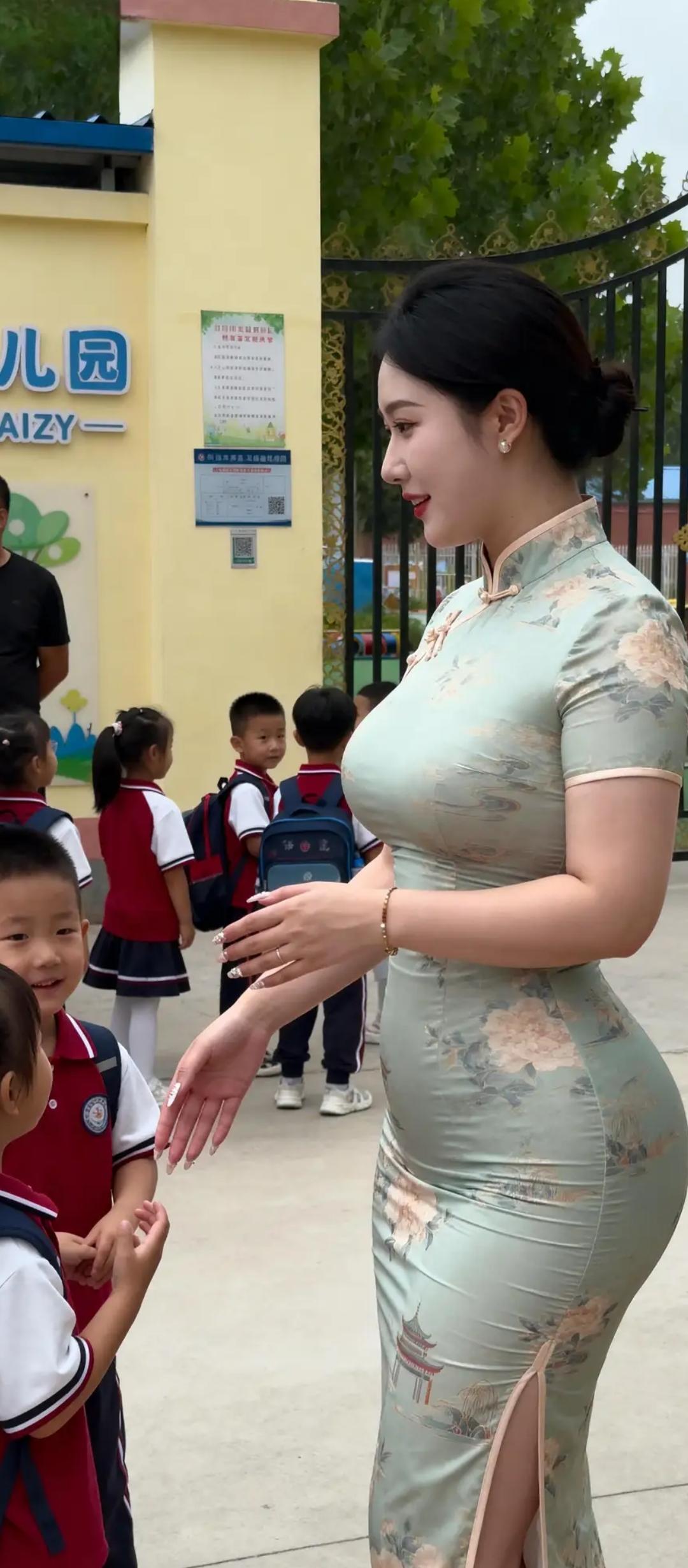 幼儿园里的小天使们和美丽的妈妈互动，温馨有爱！💕👩‍👧👦