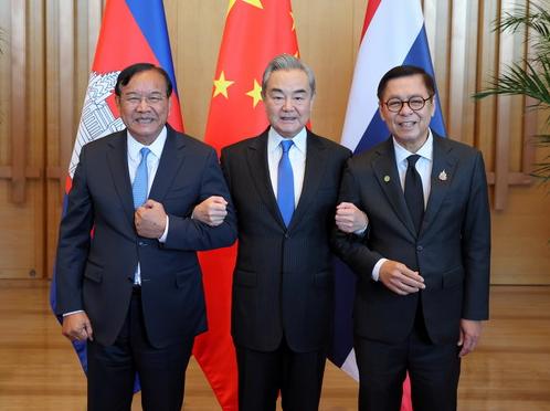 柬泰停火第二天，中方114亿援助送到，王毅当面提出三项忠告。泰国柬埔寨正式停战，