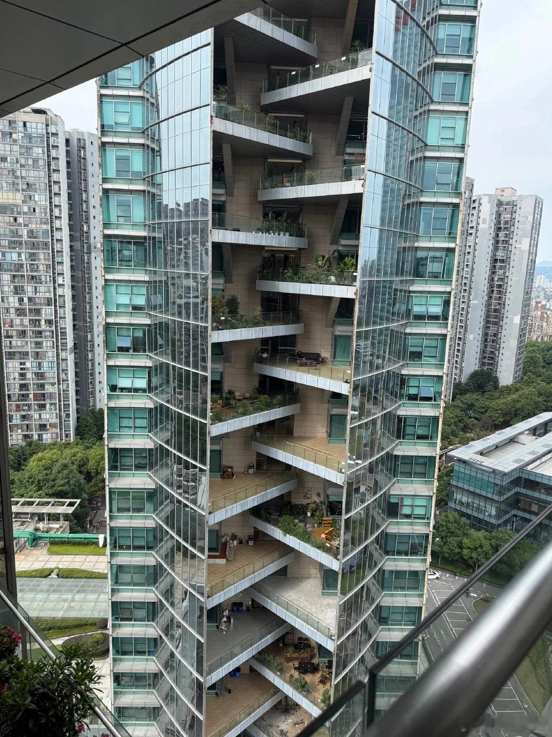 这建筑简直是专门为成龙拍戏搭建的吧