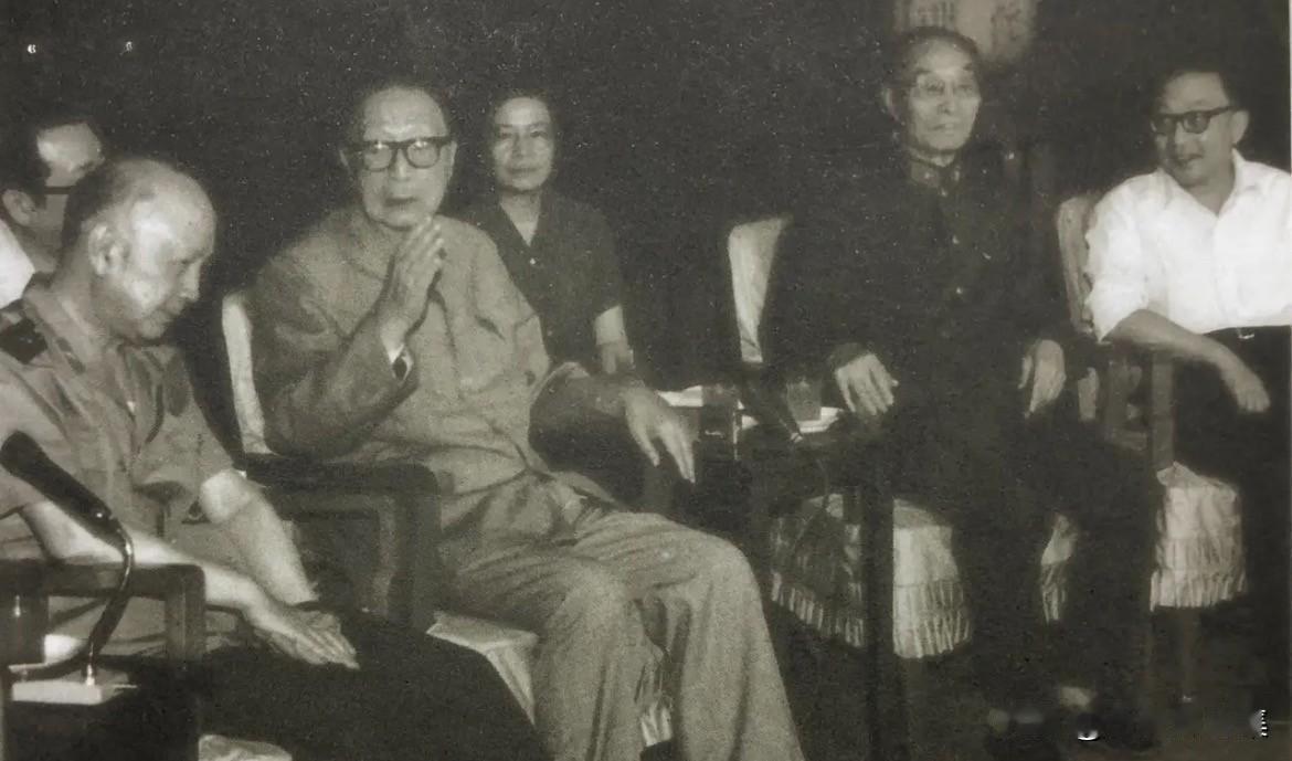 1986年6月6日，航天部创建30周年之际，时年87岁的聂荣臻元帅与钱学森、张爱