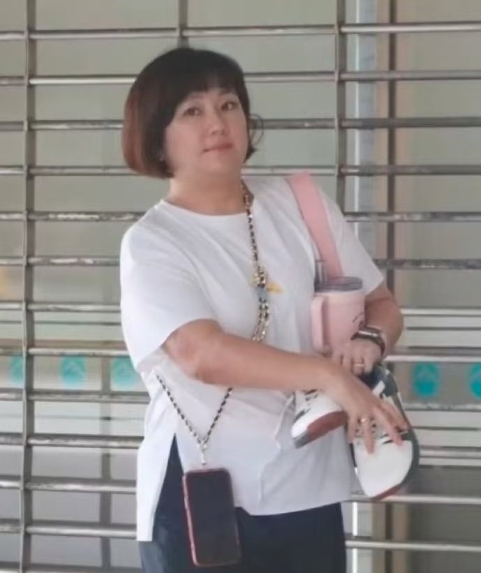 45岁Selina被拍与从前那个甜美漂亮的女明星相差甚远，很多人都不敢认​