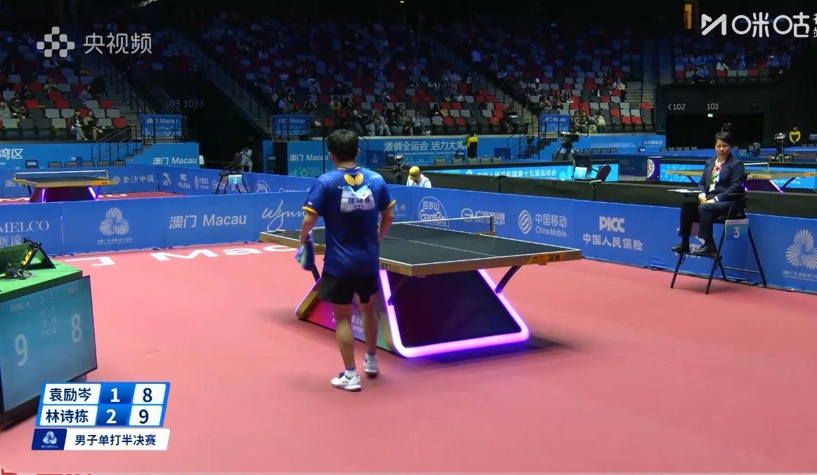 林诗栋3-1袁励岑谁给林诗栋别的姓名牌别成一坨（一直有几个小孩在给林诗栋加油是